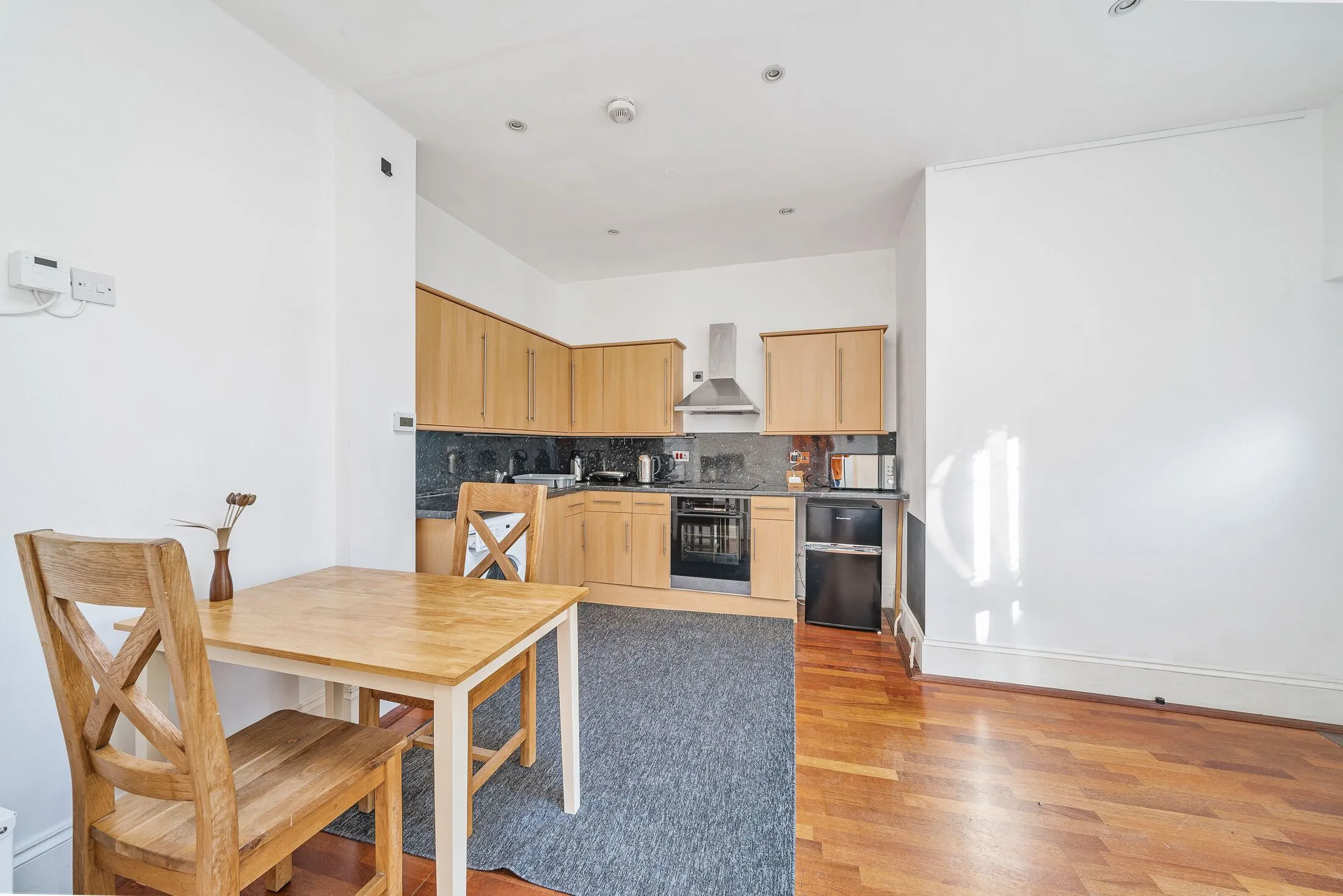Flat Fairbridge Road in Greater London