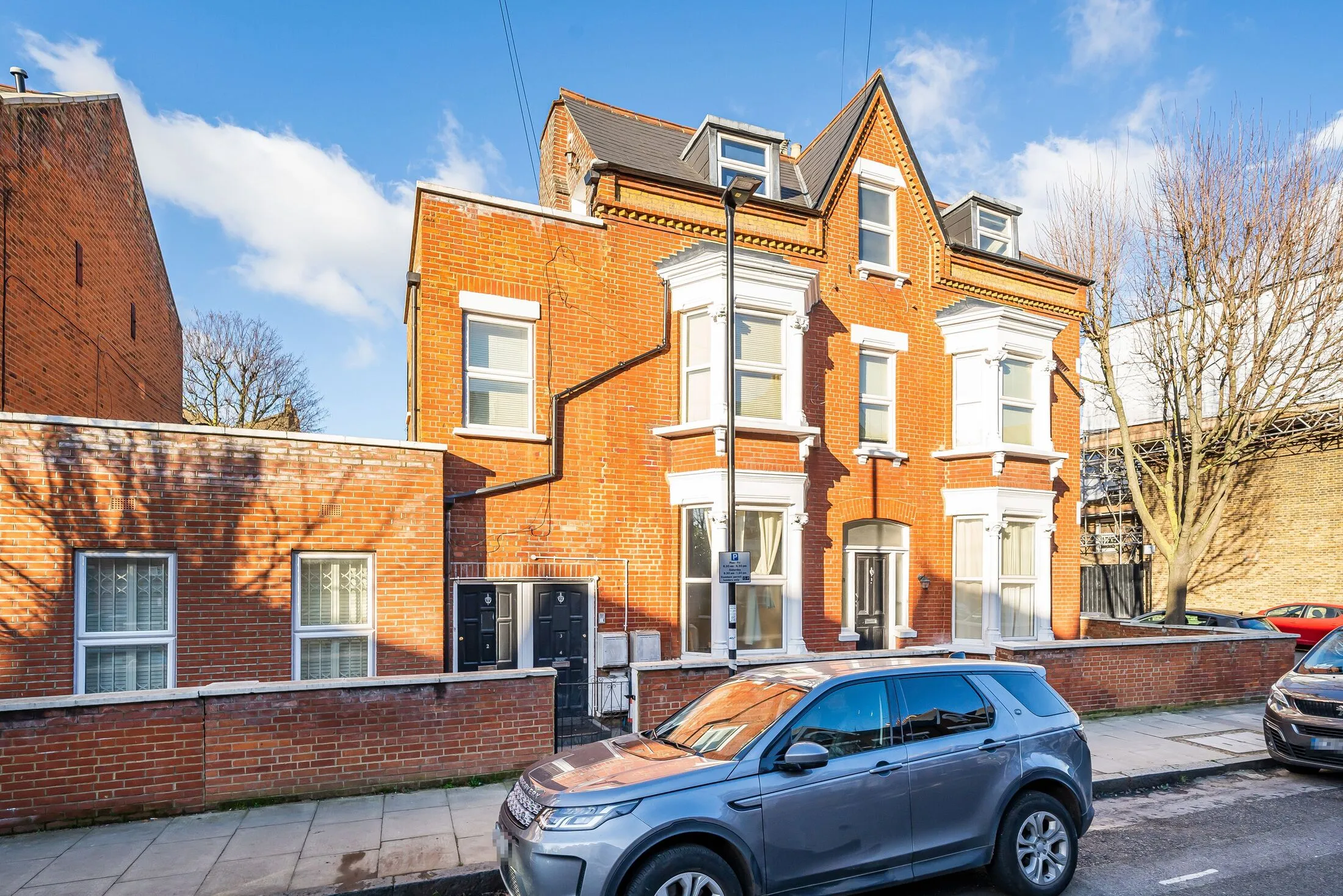 Flat Fairbridge Road in Greater London