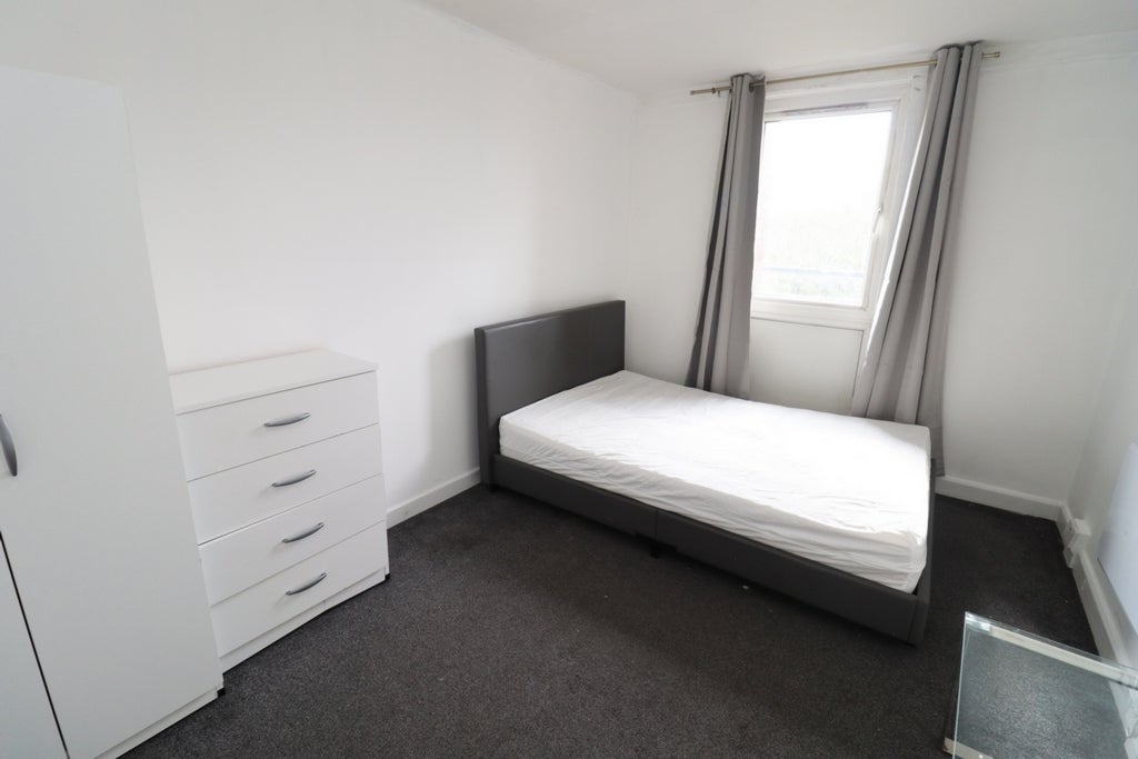 Room Globe Road in Greater London