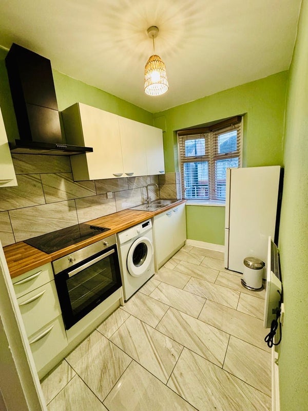 Flat Brantwood Road in Greater London