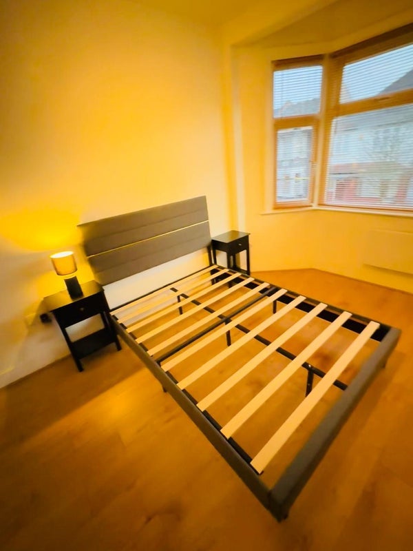 Flat Brantwood Road in Greater London