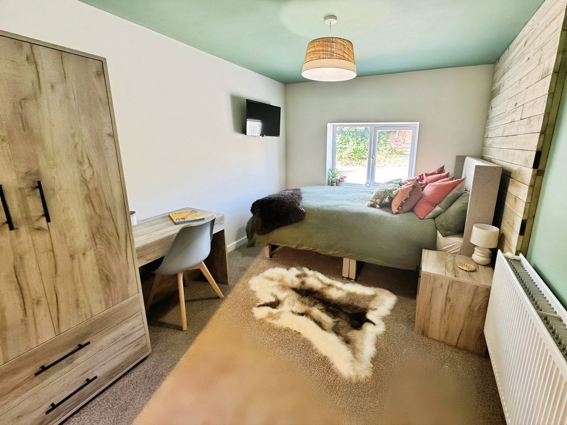Room Savernake Street in Swindon