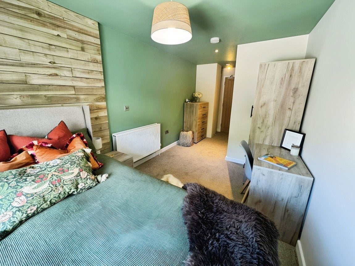 Room Savernake Street in Swindon