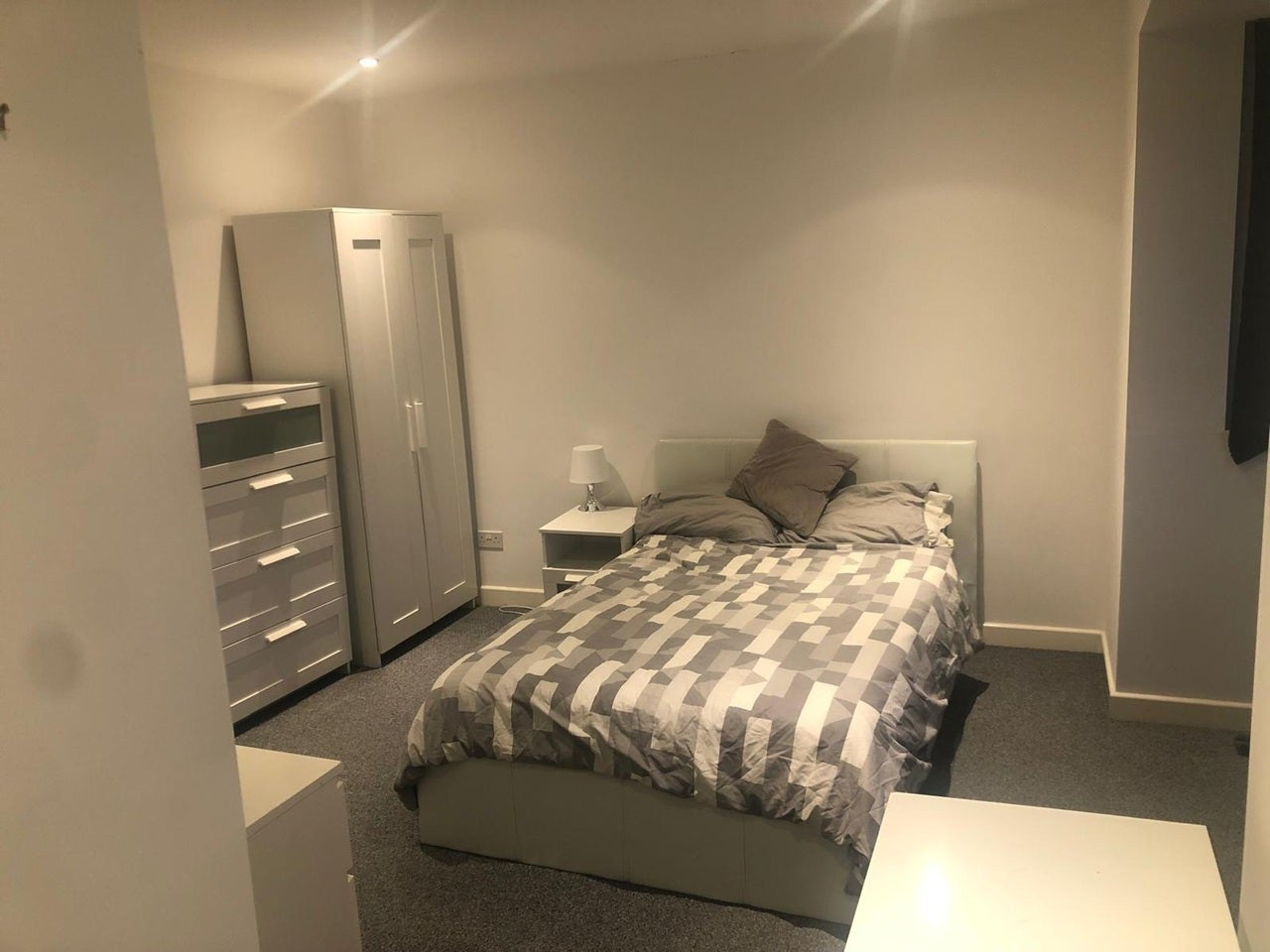 Room Chartley Avenue in Greater London