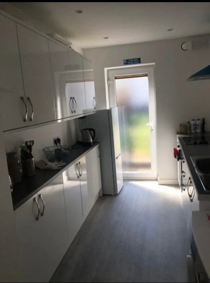 Room Chartley Avenue in Greater London