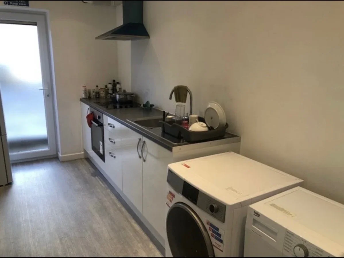 Room Chartley Avenue in Greater London