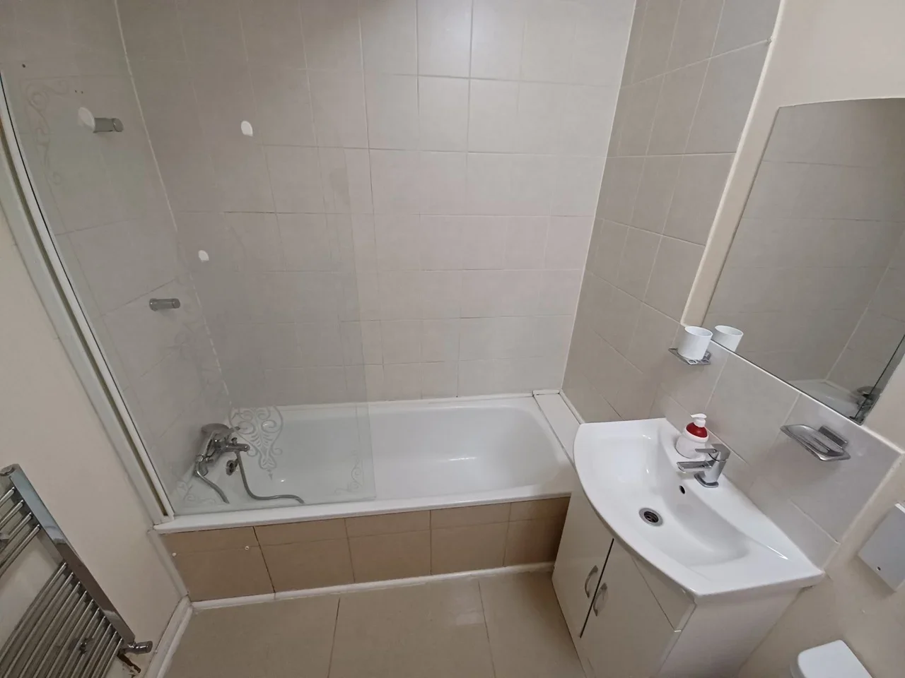 Flat Greenford Road in Greater London