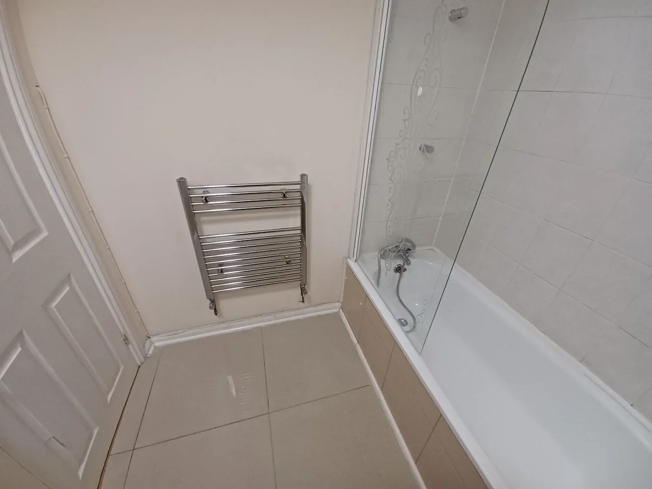 Flat Greenford Road in Greater London