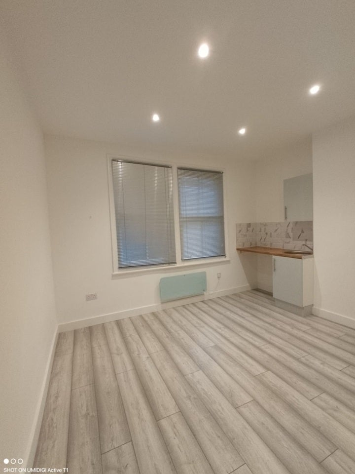 Flat Gleneldon Road in Greater London