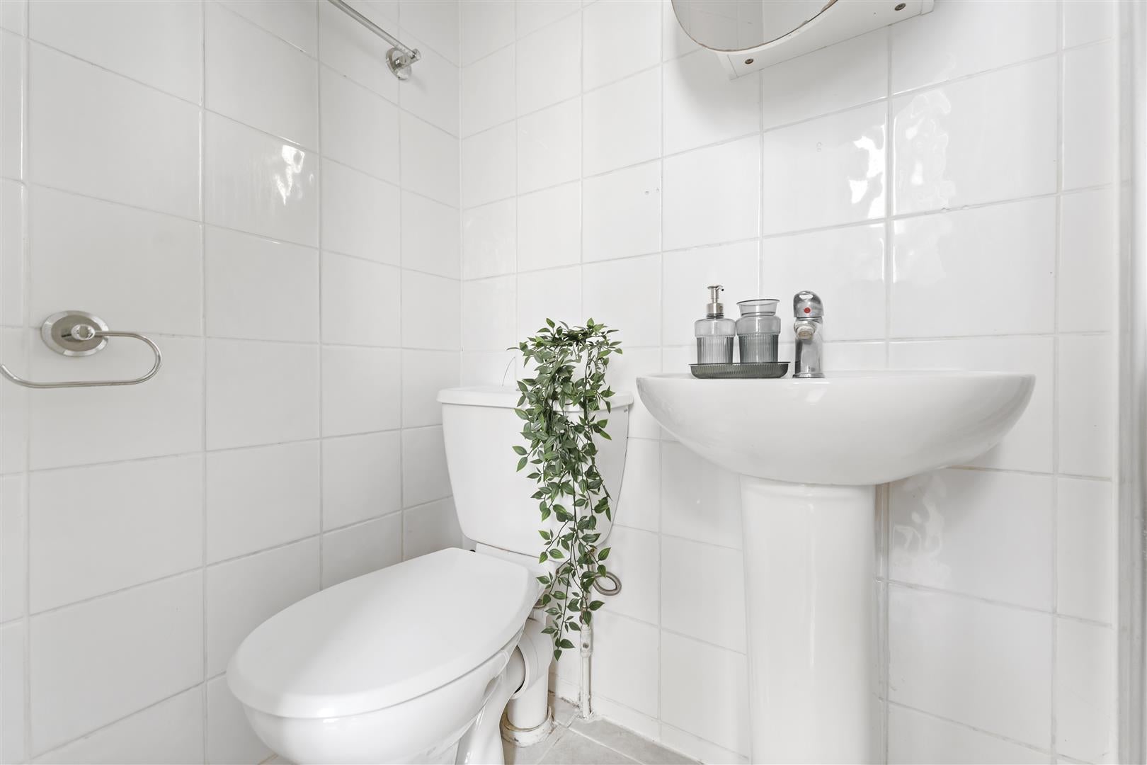 Flat Cheniston Gardens in Greater London