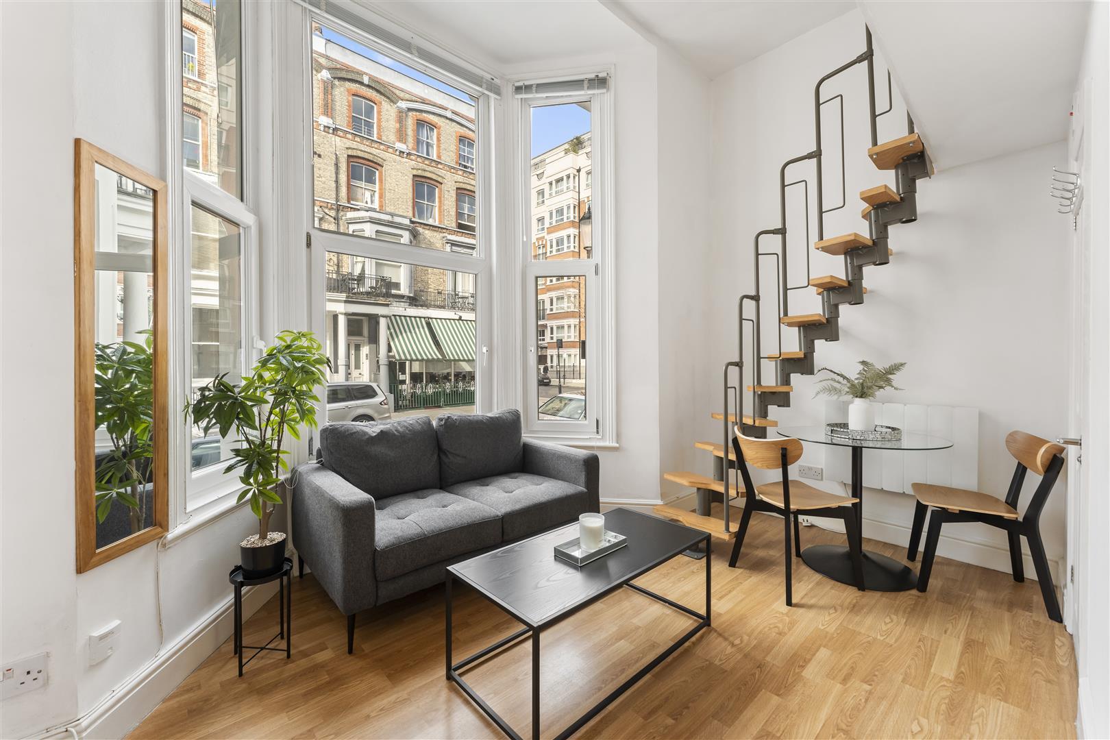 Flat Cheniston Gardens in Greater London