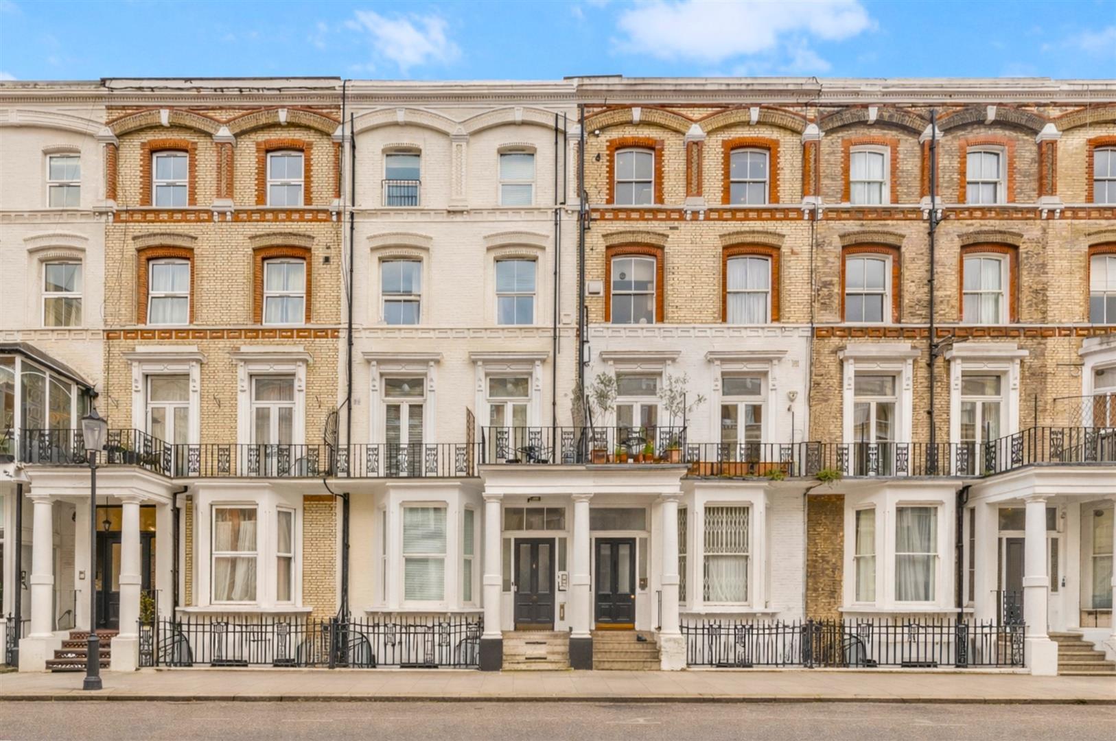 Flat Cheniston Gardens in Greater London