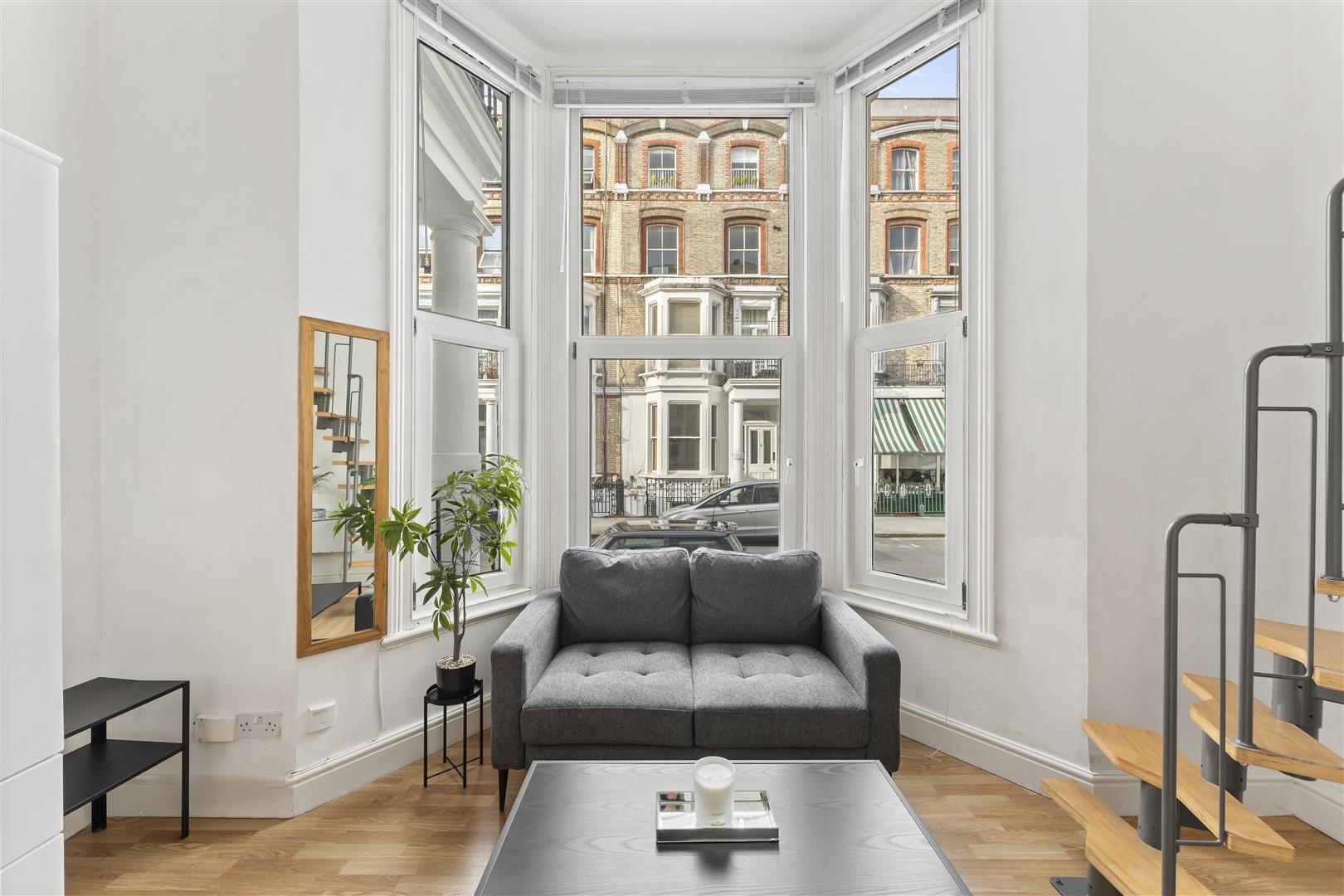 Flat Cheniston Gardens in Greater London