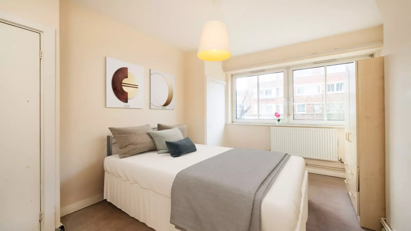 Flat Sweeney Crescent in Greater London