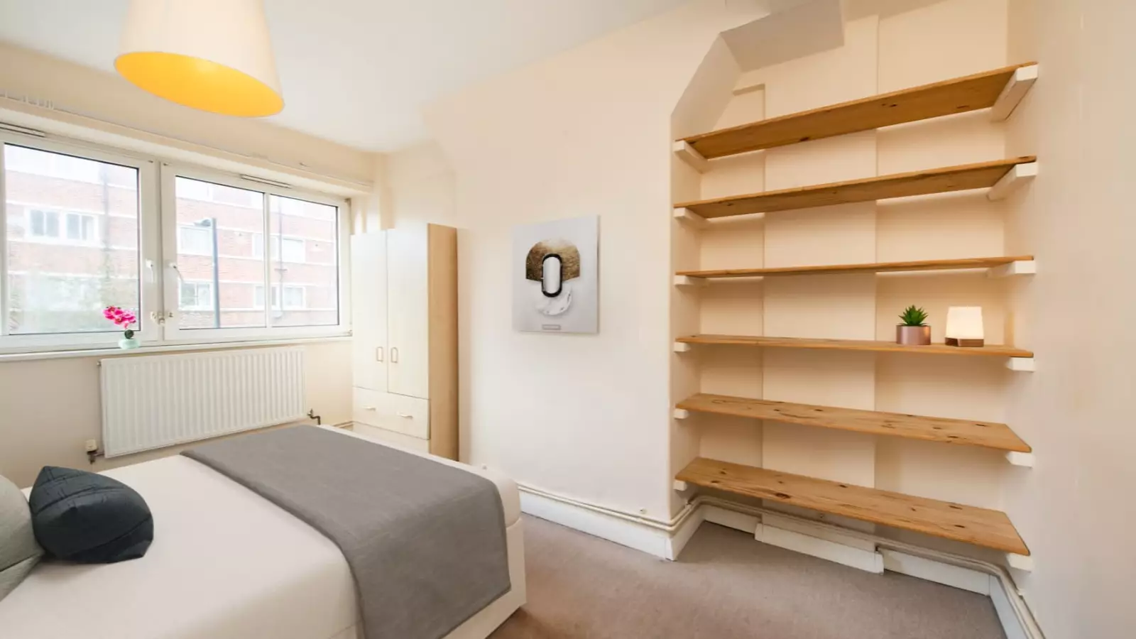 Flat Sweeney Crescent in Greater London