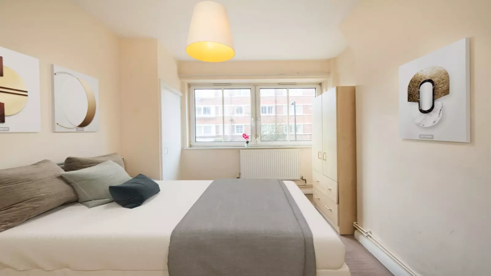 Flat Sweeney Crescent in Greater London