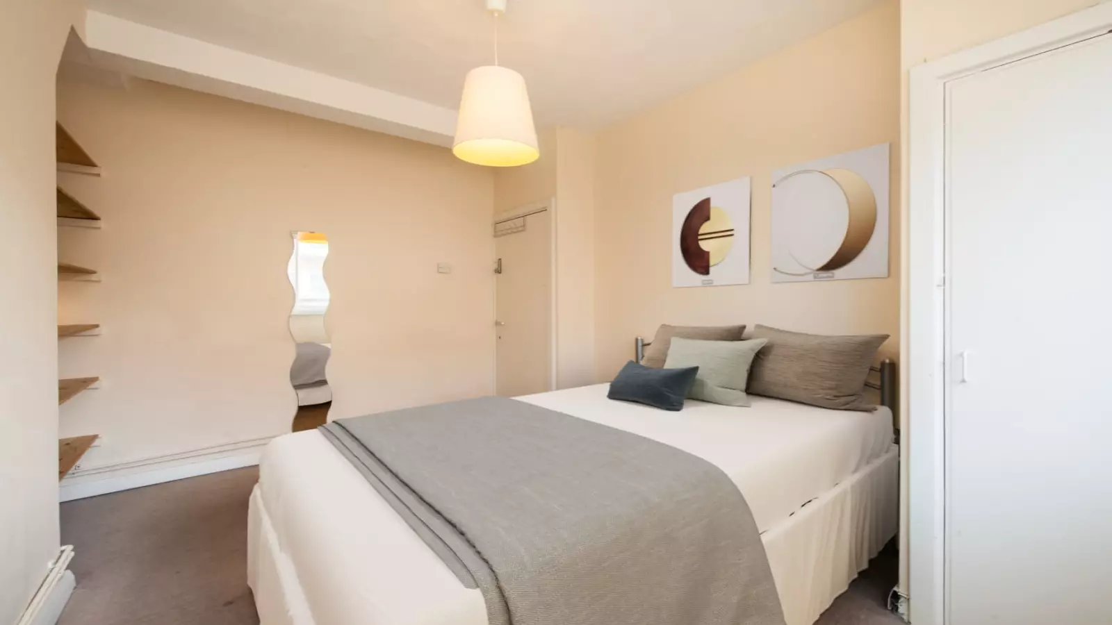 Flat Sweeney Crescent in Greater London