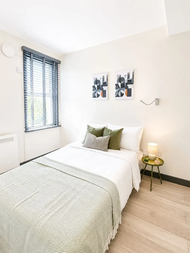 Flat Edgar Road in Greater London