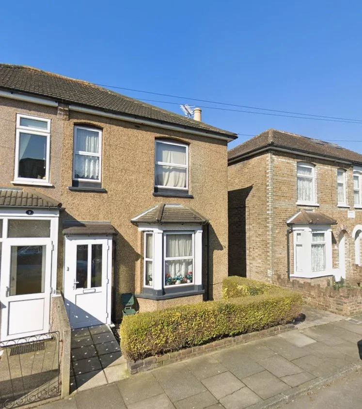 Flat Edgar Road in Greater London