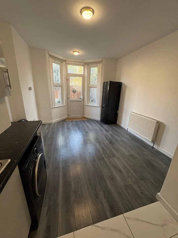 Flat Thornton Road in Greater London