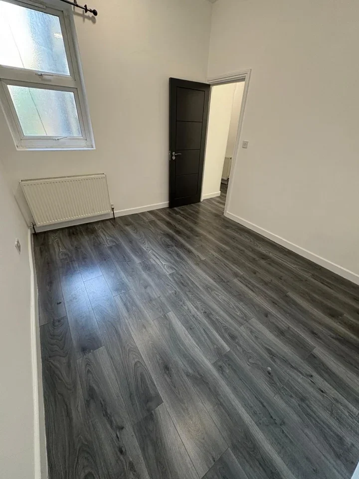 Flat Thornton Road in Greater London