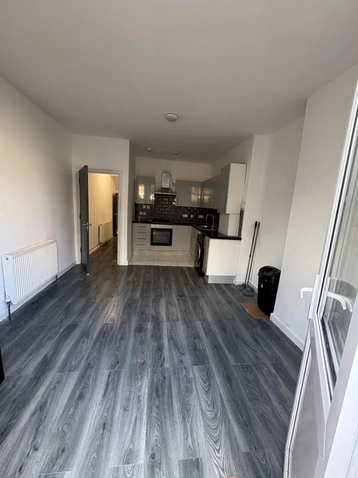 Flat Thornton Road in Greater London