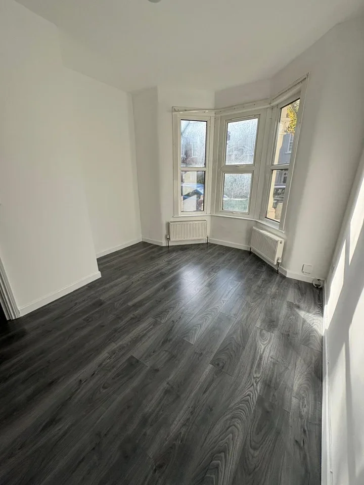 Flat Thornton Road in Greater London