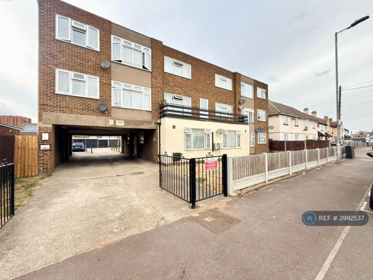 Flat Whitebarn Lane in Greater London