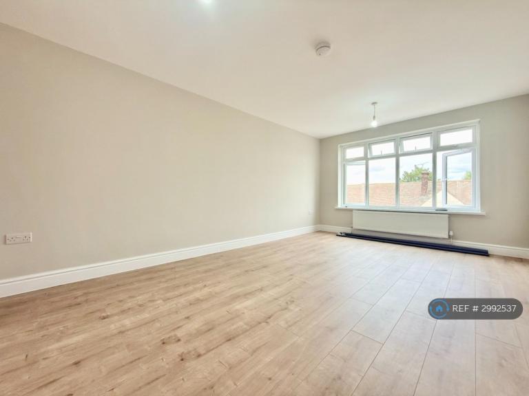 Flat Whitebarn Lane in Greater London