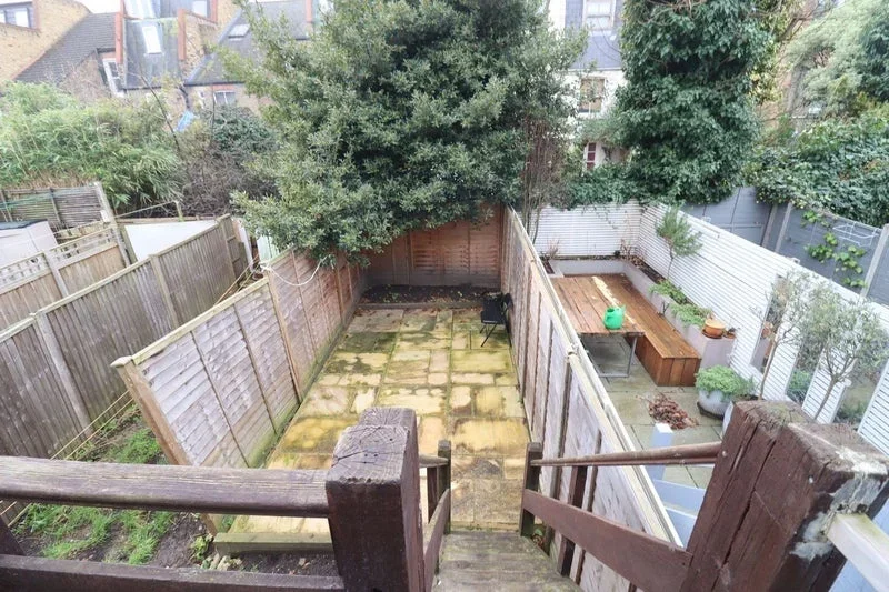 Room Broughton Road in Greater London