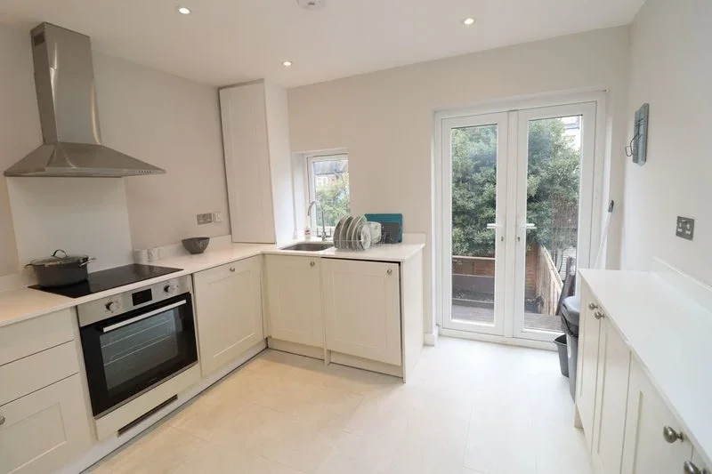 Room Broughton Road in Greater London