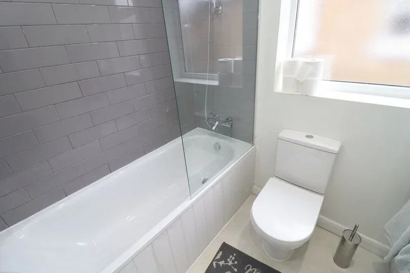 Room Broughton Road in Greater London
