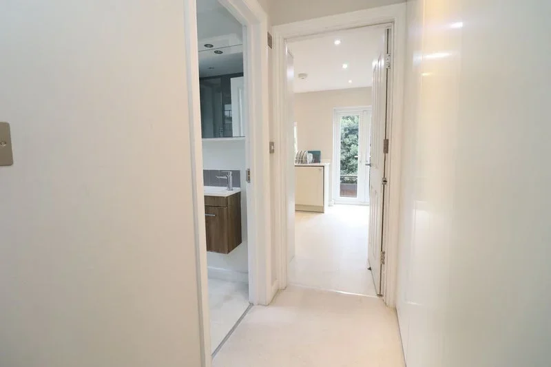 Room Broughton Road in Greater London