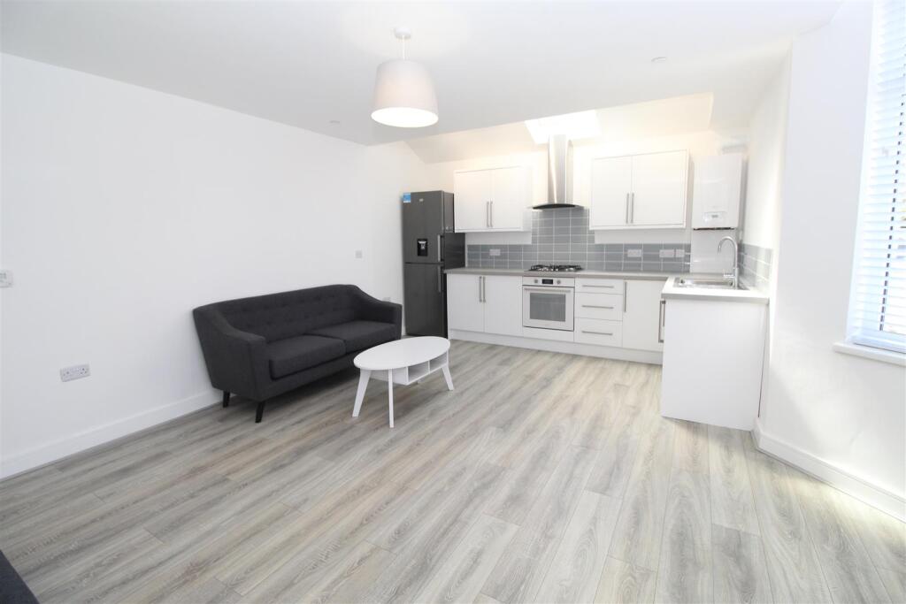 Flat Caerphilly Road in Cardiff