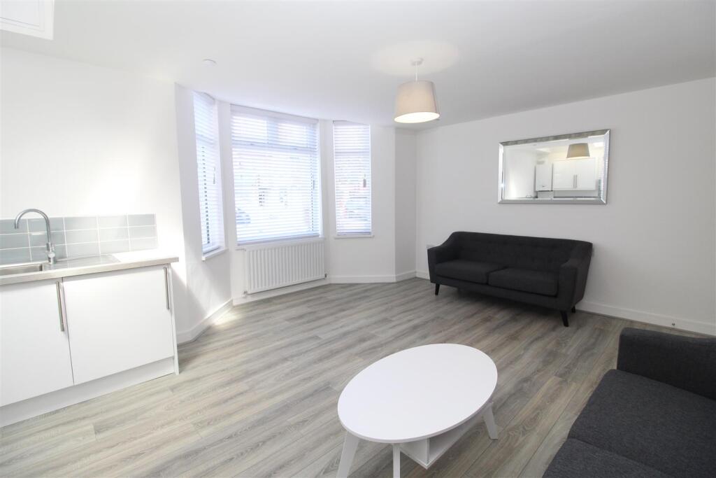 Flat Caerphilly Road in Cardiff