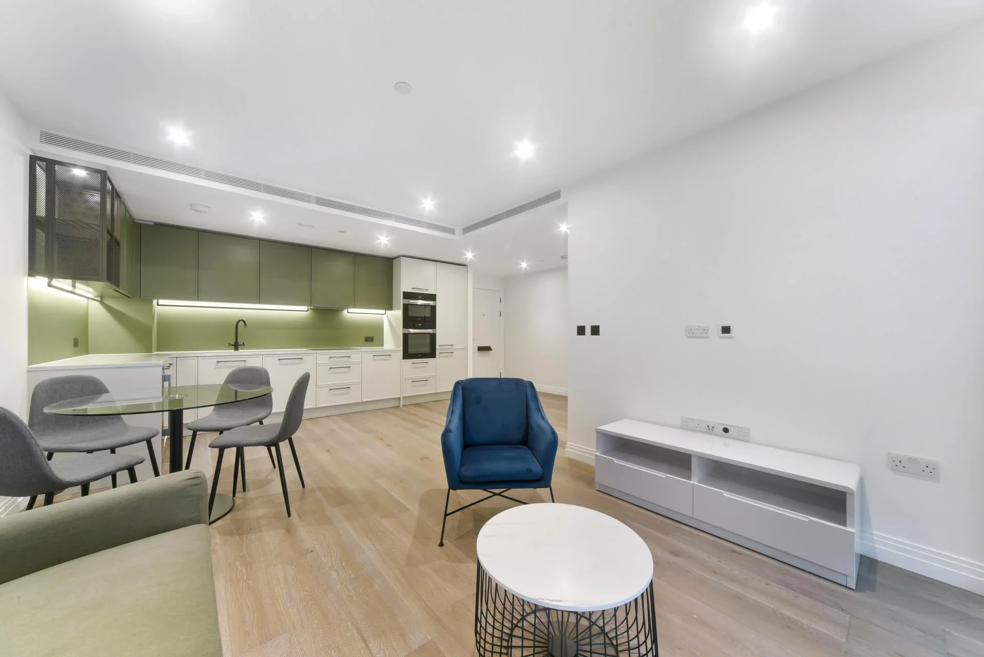 Flat Thurstan Street in Greater London