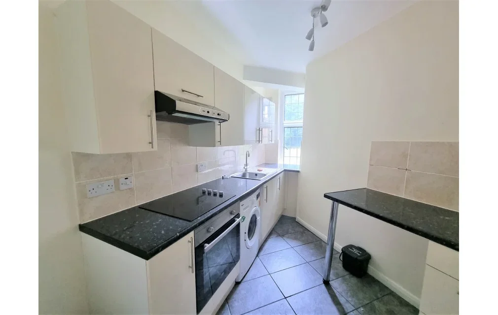 Flat Addiscombe Road in Greater London