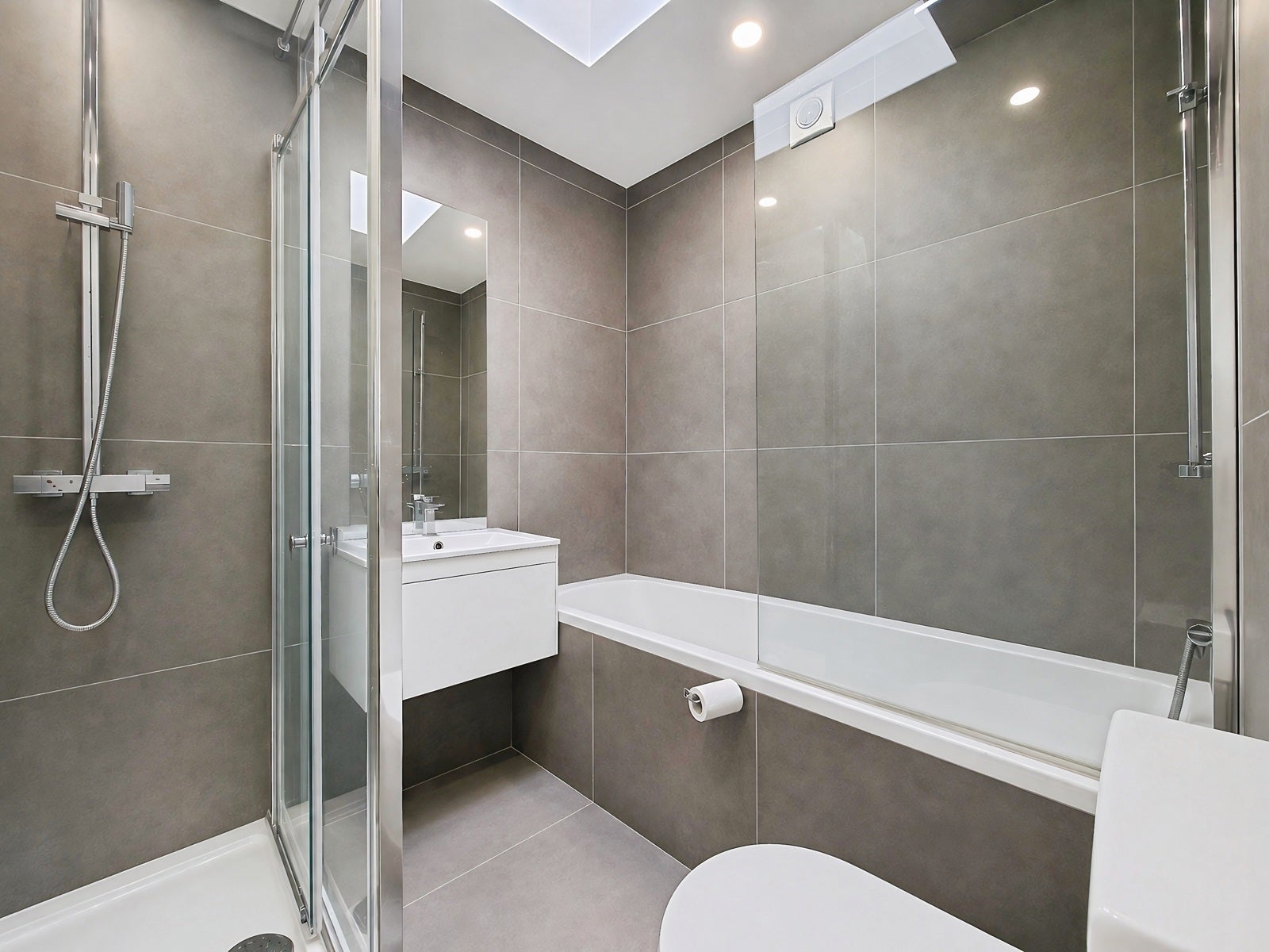 Flat Wyndham Road in Greater London