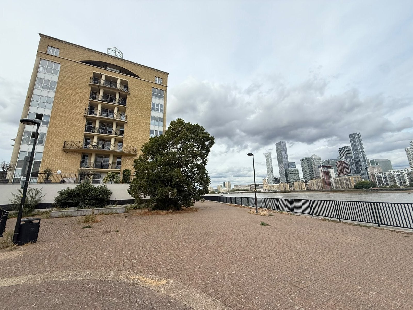 Flat Durand's Wharf in Greater London