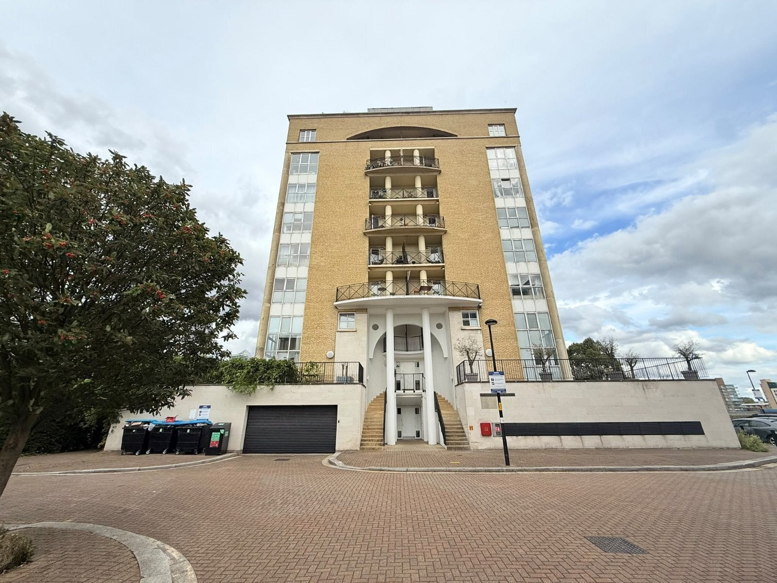 Flat Durand's Wharf in Greater London