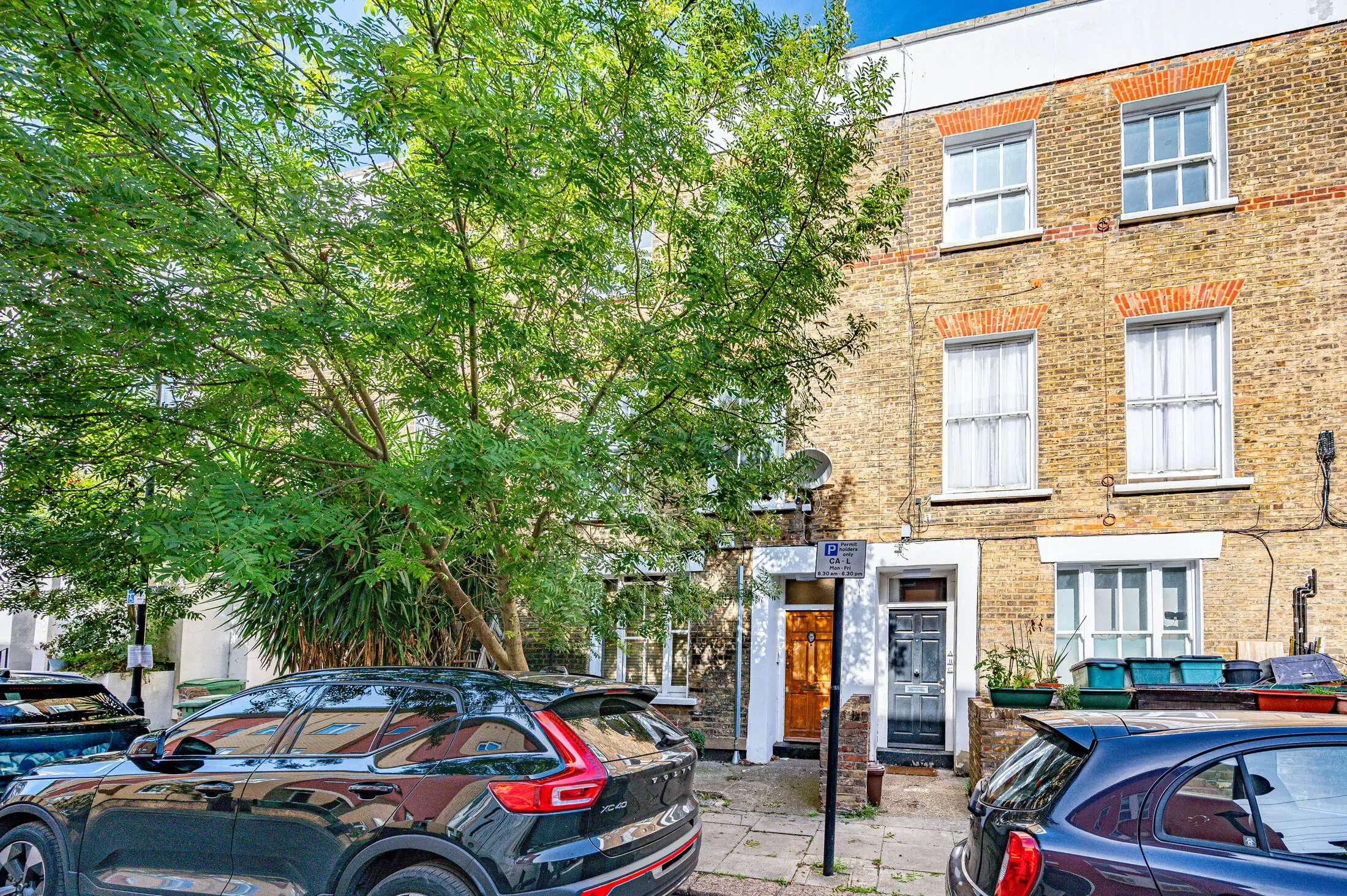Flat Arctic Street in Greater London