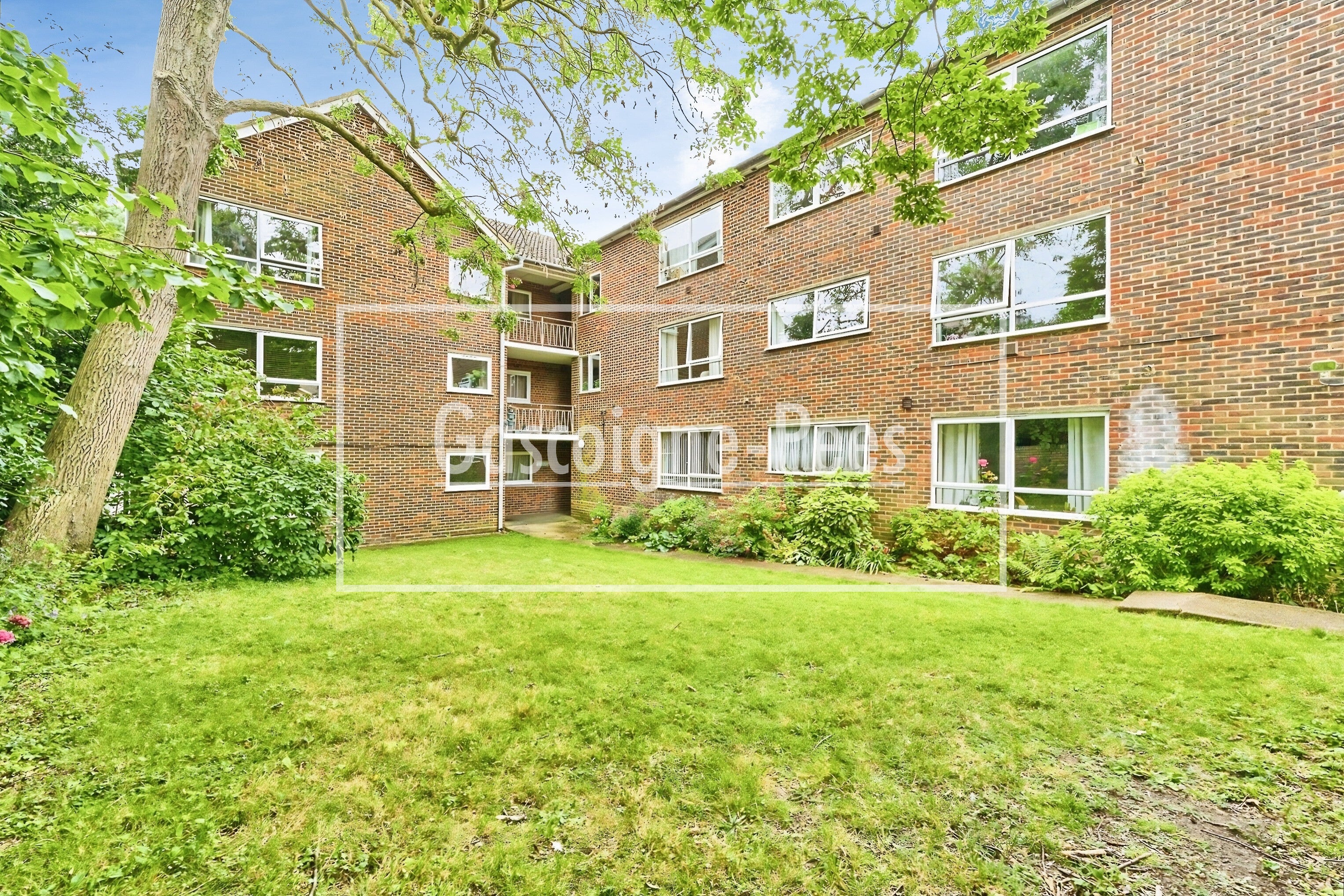 Flat Kirkleas Road in Greater London