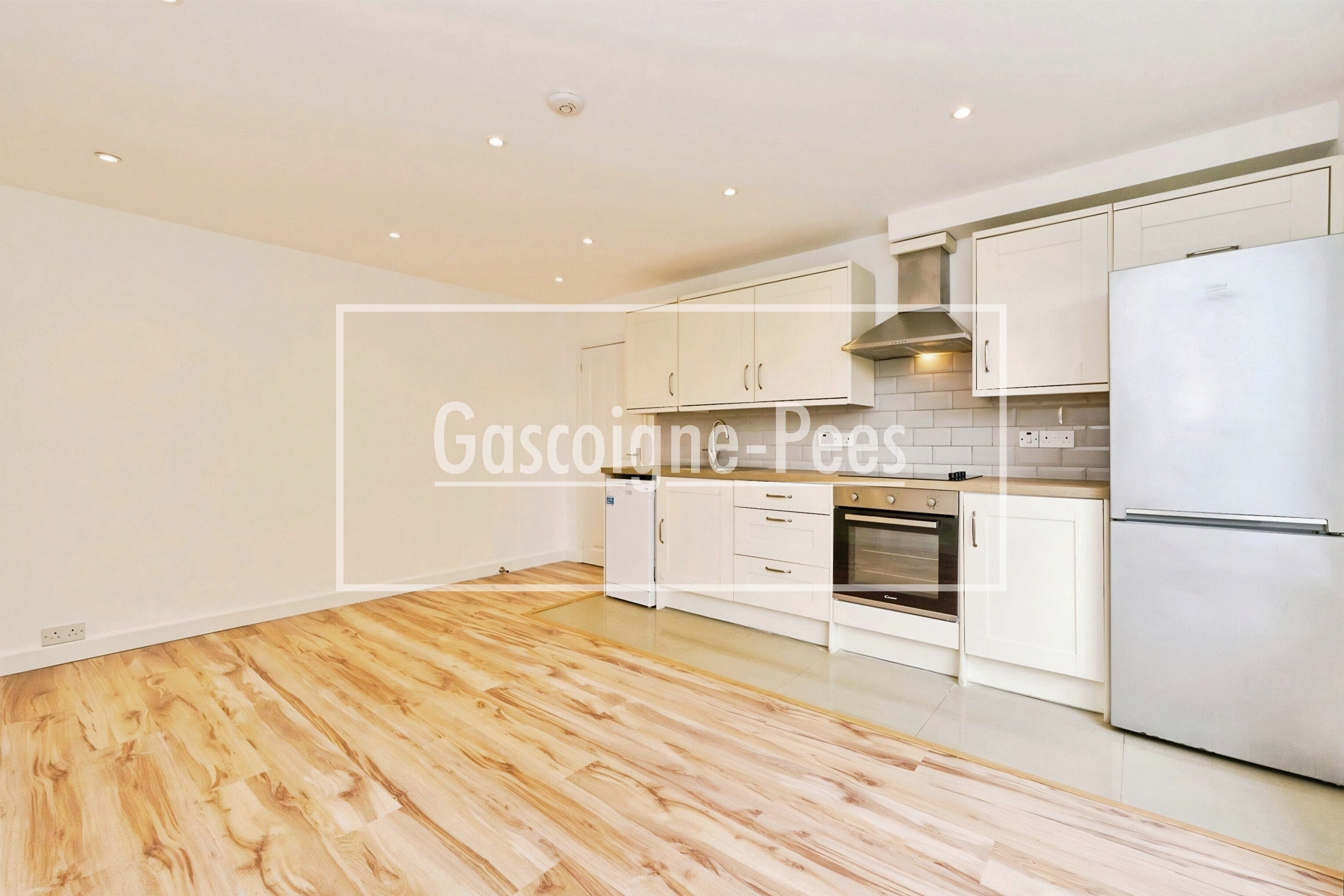 Flat Kirkleas Road in Greater London