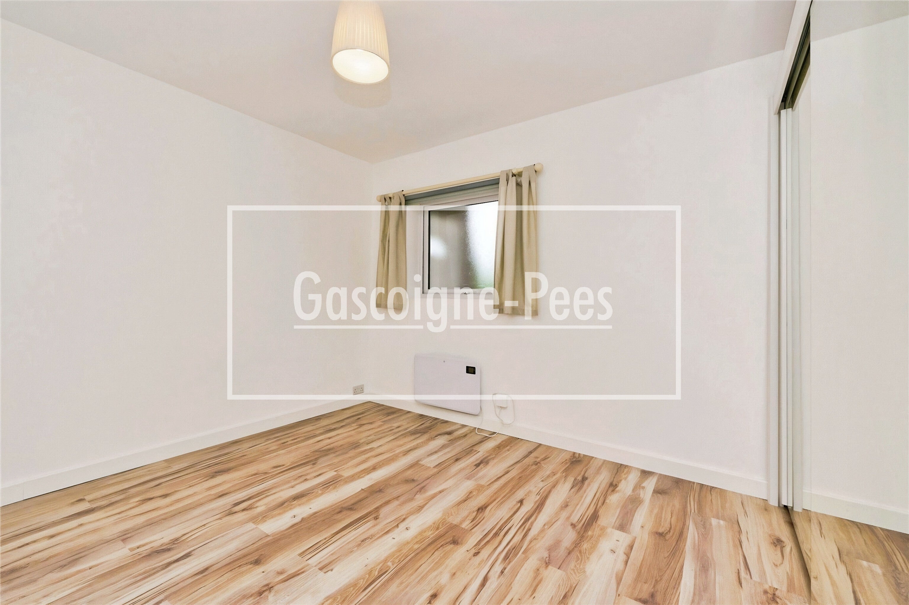 Flat Kirkleas Road in Greater London