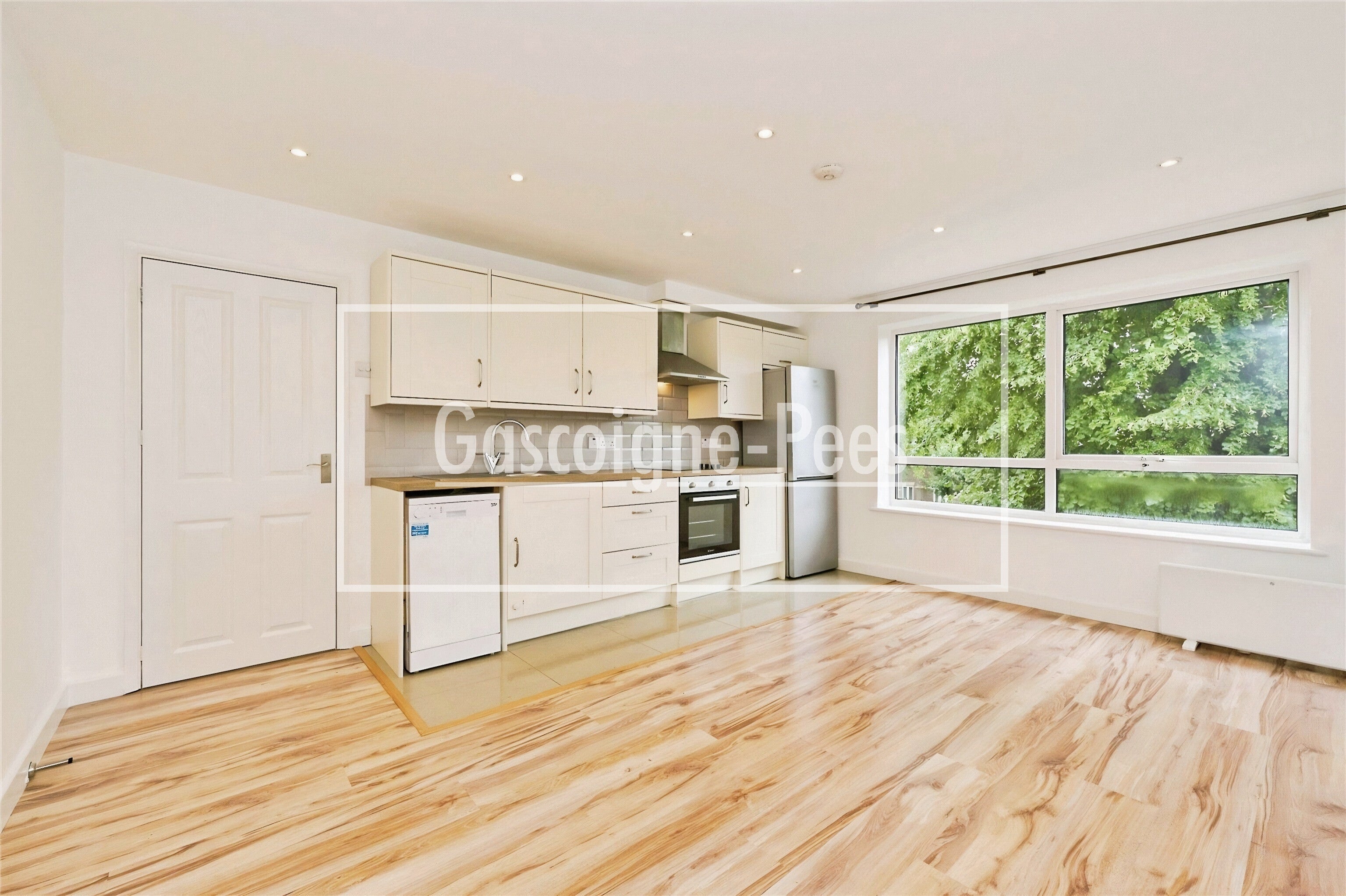 Flat Kirkleas Road in Greater London
