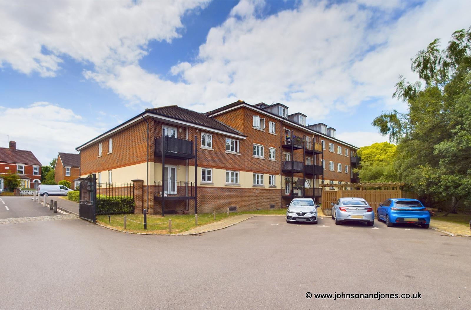 Flat Eastworth Road in Borough of Runnymede