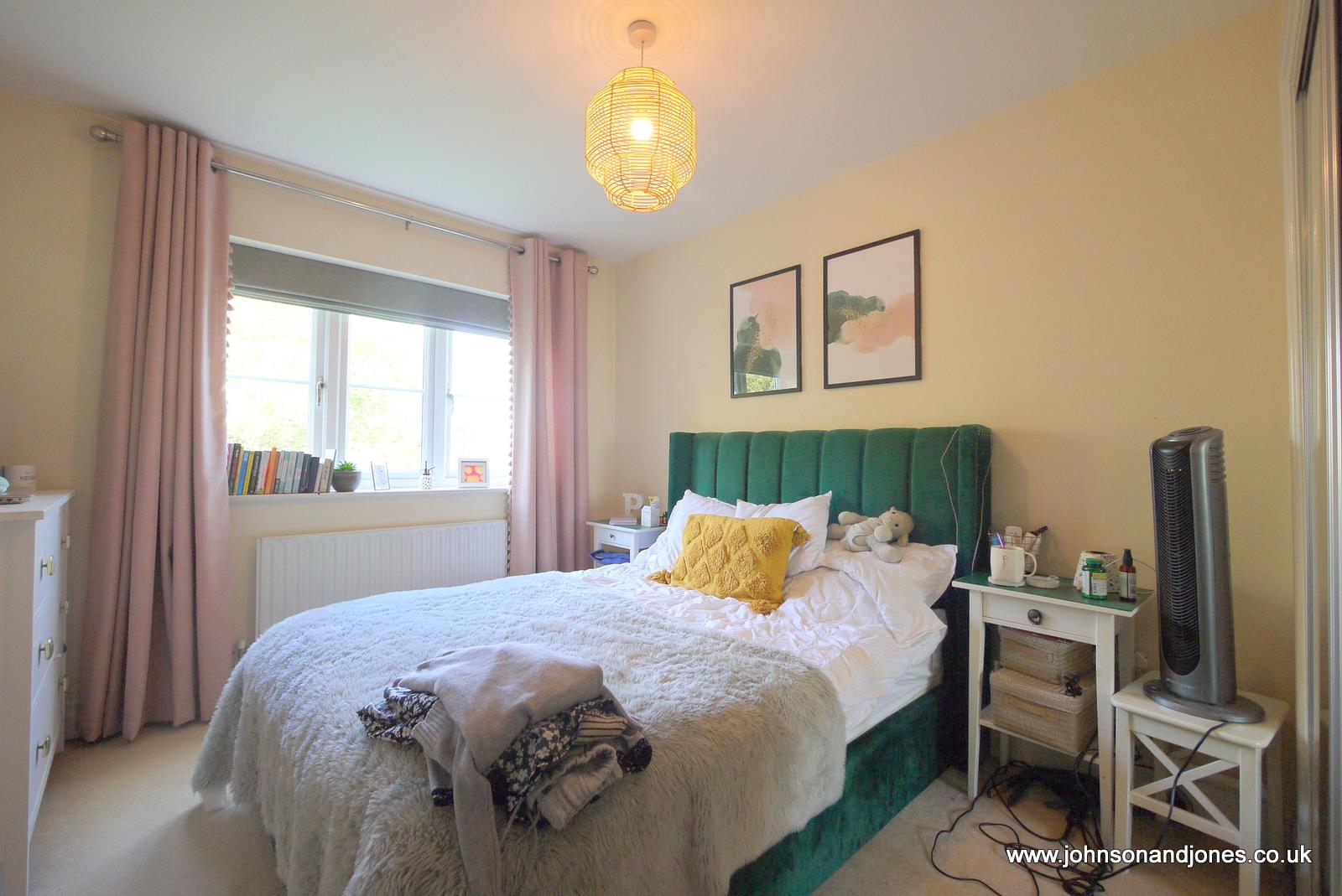 Flat Eastworth Road in Borough of Runnymede