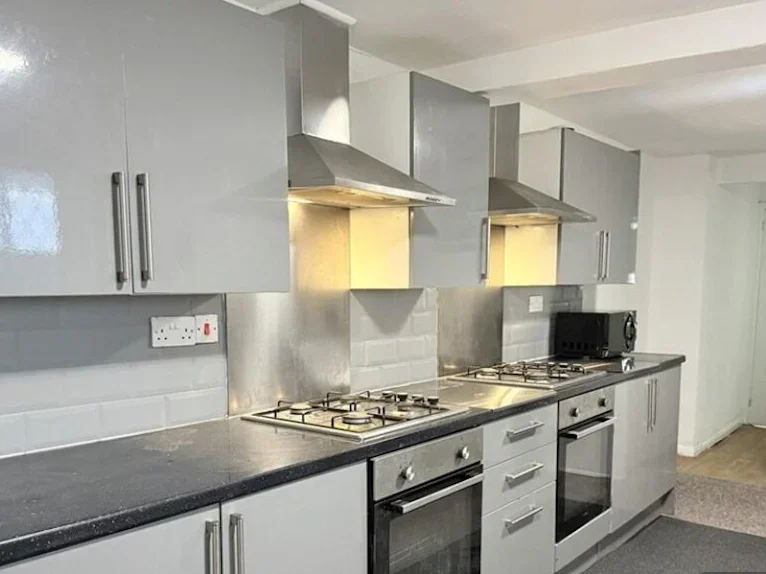 Flat Carnarvon Road in Reading
