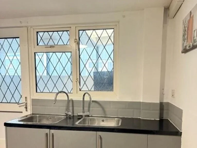 Flat Carnarvon Road in Reading