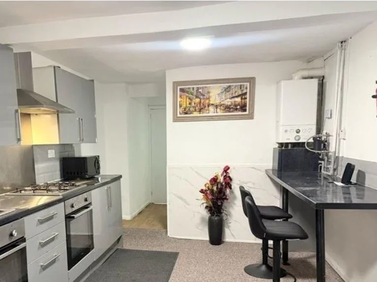 Flat Carnarvon Road in Reading